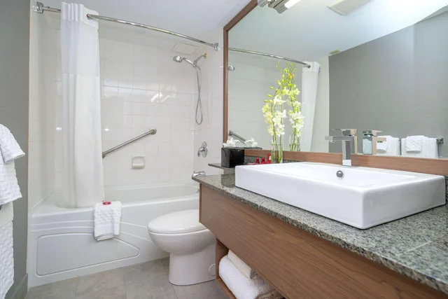 Superior, Queen Bed, Best Western Premier Chateau Granville Hotel and Suites and Conf. Centre 4/4