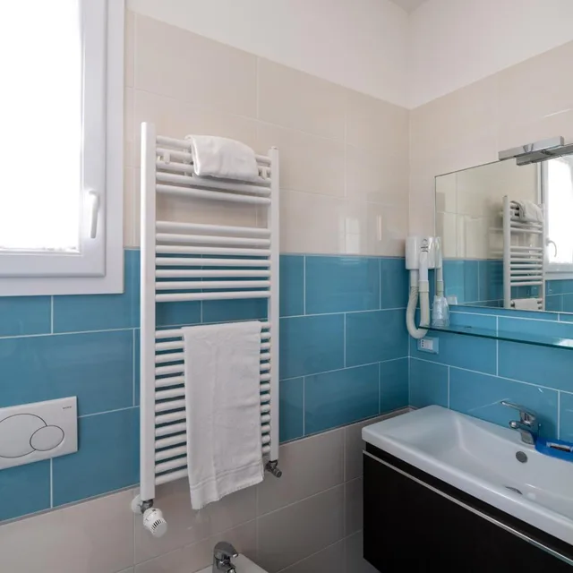 Room, Double or Twin Bed, Partial Sea View, Separate Building، HOTEL MONDIAL 9/9
