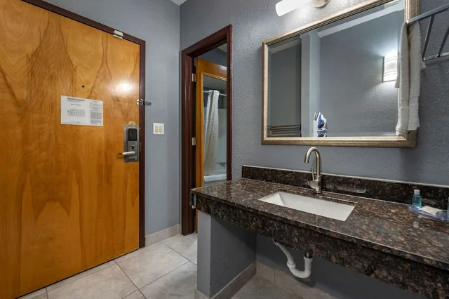 Efficiency, King Bed, Accessible، Suburban Studios Lafayette 3/4