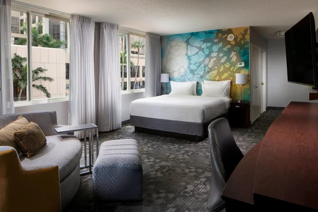 غرفة تنفيذية بسرير كينج مع أريكة، Courtyard Miami Dadeland 3/9