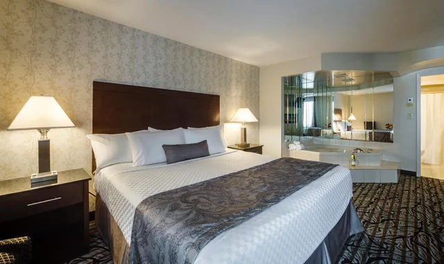 جناح ديلوكس بسرير كينج بمنطقة جلوس بحوض جاكوزي، Monte Carlo Inn Oakville Suites 3/7