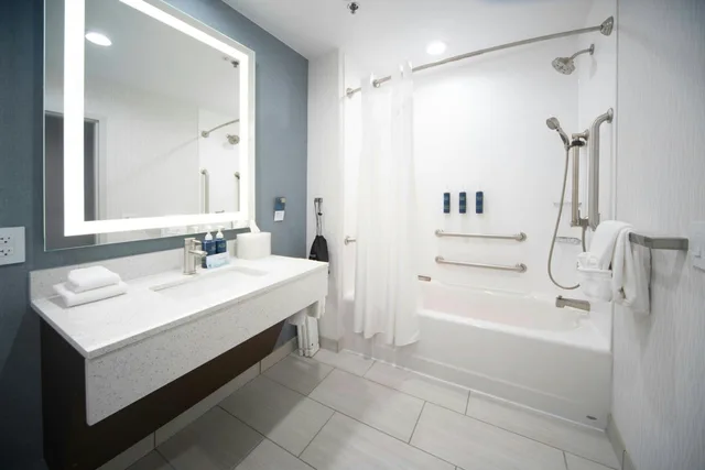 غرفة بسرير كينج بحوض استحمام لذوي الإعاقة، Four Points by Sheraton Fayetteville Fort Liberty 9/10