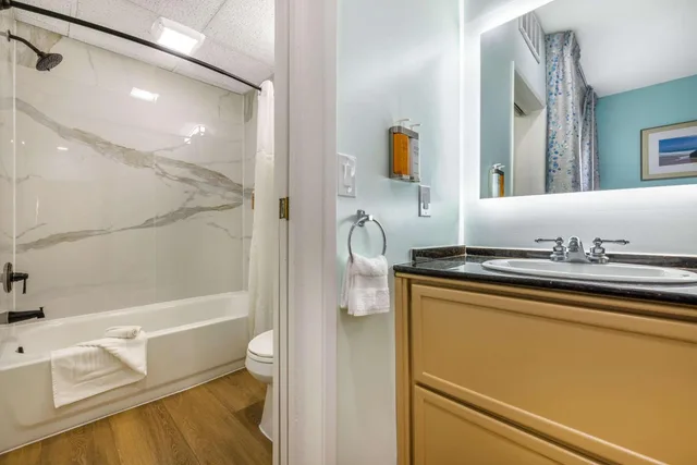 جناح بسريرين مزدوجين بإطلالة على المسبح، Quality Suites Downtown San Luis Obispo CA 7/7
