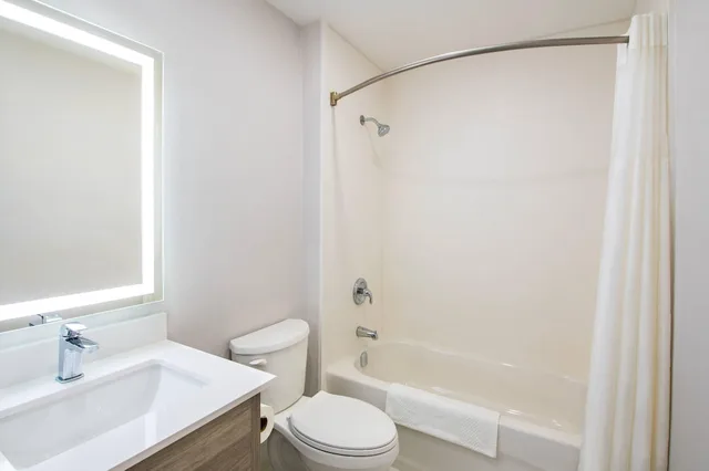 Room, 2 Queen Beds, Pool Access، Quality Inn Chatham, ON 5/7