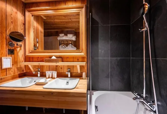 غرفة كومفورت بسريرين منفصلين بشرفة، Hotel & Spa Chamois d'Or 4/4