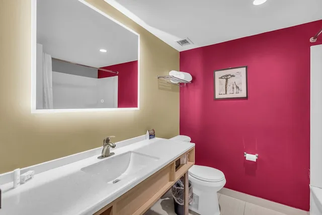 غرفة بسرير كينج، Baymont by Wyndham Kansas City North 4/4