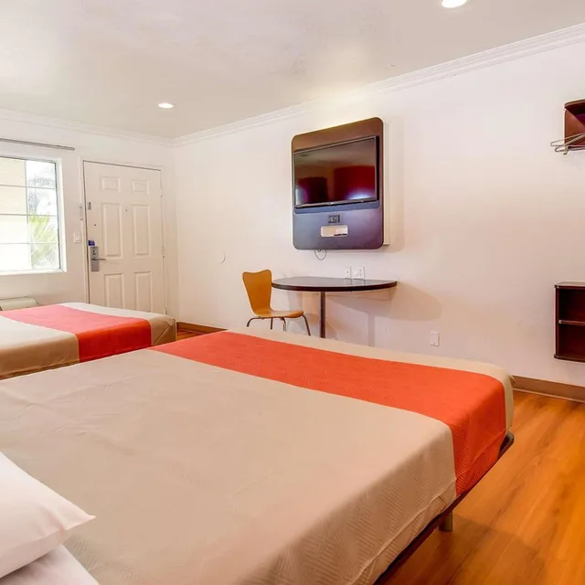 غرفة بسريرين كوين، Motel6 Garden Grove, CA 3/8