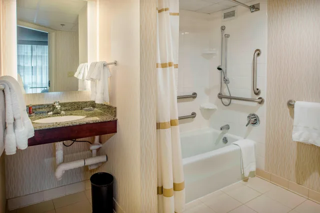 غرفة بسرير كينج، Marriott St. Louis Airport 2/2