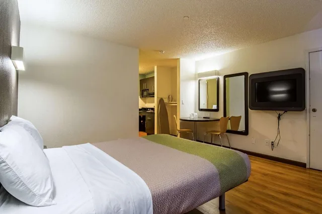 1 Queen Bed - Mobil Access Tub Nsmk Kitchen، Studio6 Cypress, CA 2/6