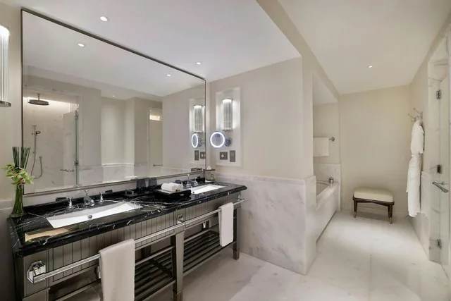Grand, Suite, King Bed, Skyline View, The Ritz-Carlton, Amman 2/2