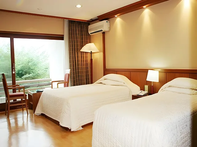 غرفة ديلوكس بسريرين منفصلين وسرير مزدوج وسرير فردي، Suanbo Park Hotel 2/2
