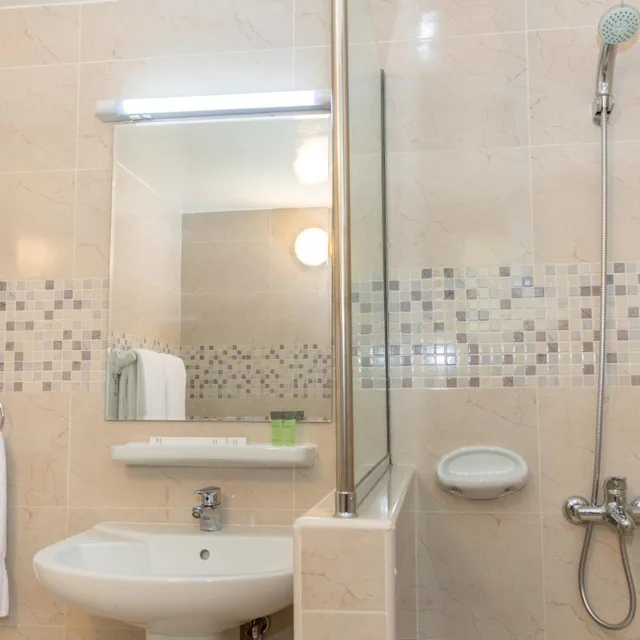 غرفة بسرير فردي بإطلالة على المسبح، Fujairah Hotel and Resort 3/4