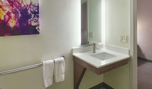 غرفة بسرير كينج، La Quinta Inn & Suites by Wyndham Orange County Airport 5/7