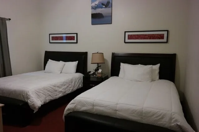 Room, 1 Single and 2 Queen Beds, 2 Queen Beds، Sitka Hotel And Restaurant 1/5