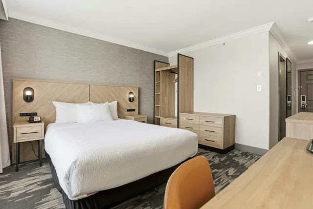 غرفة قياسية بسرير كوين، Sandman Hotel Saskatoon 7/9