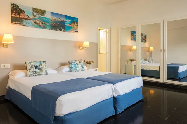 غرفة رباعية بسرير مزدوج وسريرين منفصلين، htop Caleta Palace 2/8