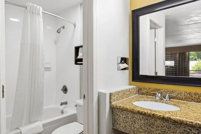 غرفة قياسية بسرير كينج، Quality Inn Columbus near Fort Benning 6/7