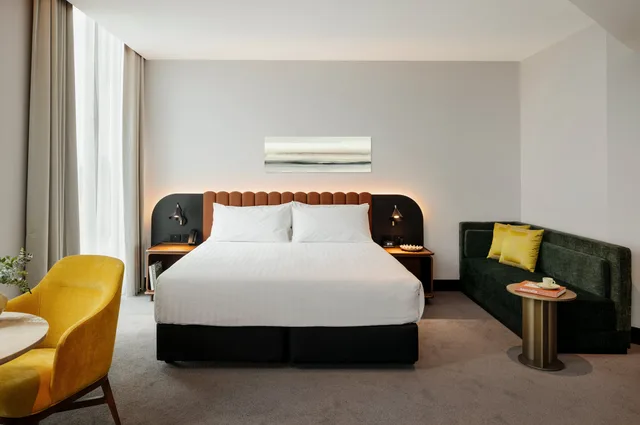 غرفة بريميوم بسرير كينج بمطبخ صغير، Crowne Plaza Adelaide Mawson Lakes 1/7