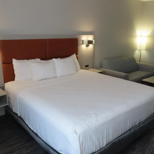 Room, King Bed, Bathtub, Accessible, Best Western Heritage Inn & Suites 1/7