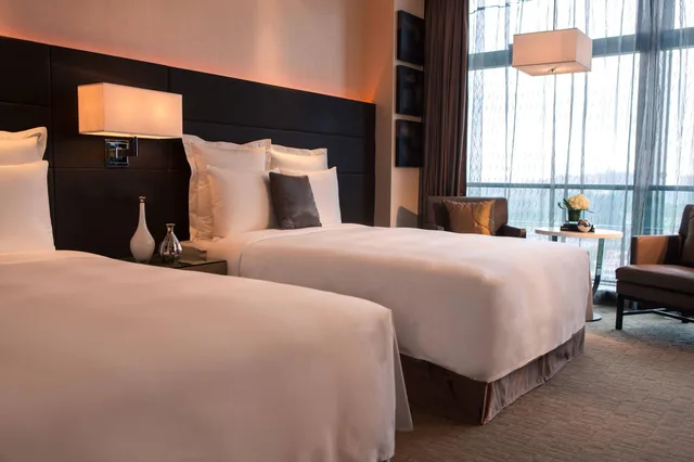 غرفة ديلوكس بسريرين مزدوجين بإطلالة على المدينة، Renaissance Guiyang Hotel 5/7