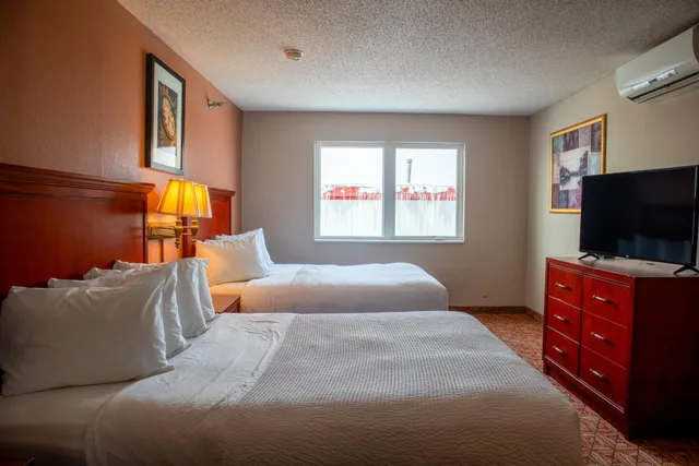 جناح بسريرين كوين مع أريكة بحوض جاكوزي، North Country Inn & Suite 1/4