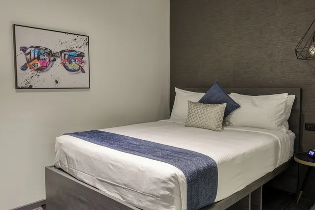 Room, Queen Bed, No Window، The Viv Hotel Wellington 1/8