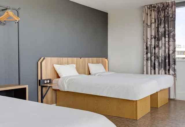 Room, Quadruple, Double and Twin Beds, B&B Hotel Reims Bezannes 3/3
