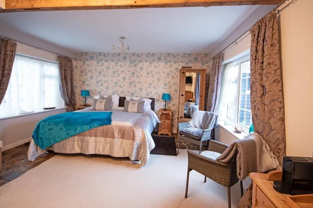 Super, Superior, King Bed, Garden View، Magpies 1/3