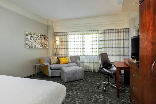 غرفة بسرير مزدوج لذوي الإعاقة، Courtyard By Marriott Houston By the Galleria 1/2