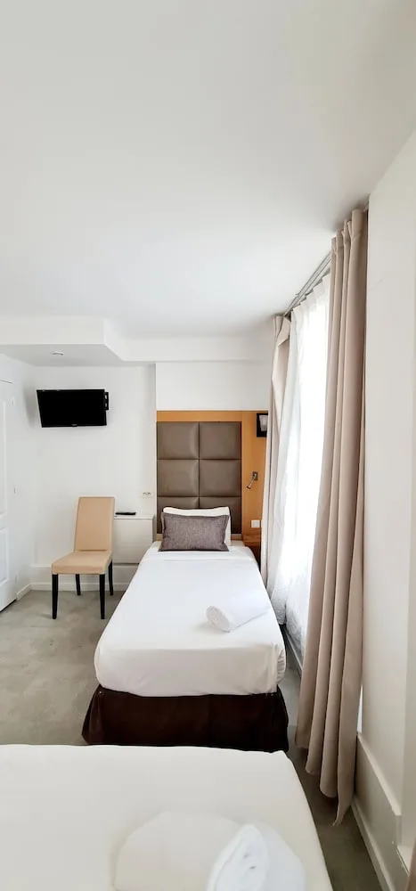 غرفة ثلاثية بسرير مزدوج وسرير فردي، Hotel De France. 3/10