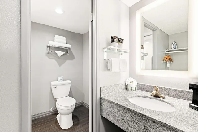 غرفة قياسية بسرير كينج بشرفة، Best Western Yacht Harbor Hotel 7/10