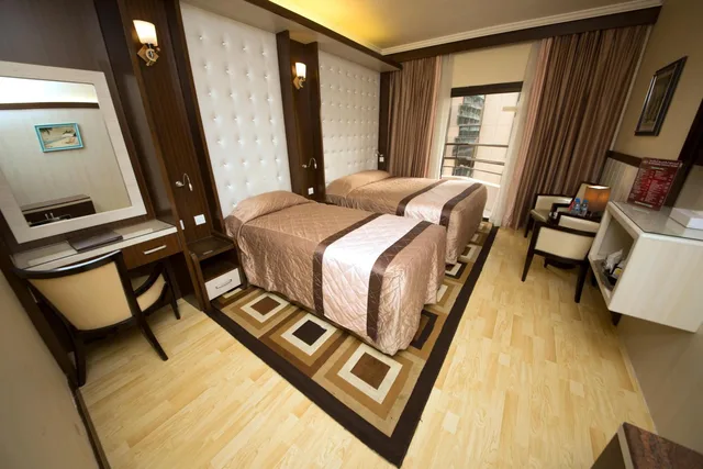 غرفة ديلوكس عائلية بسرير كينج وسرير فردي بإطلالة على البحر بشرفة، Al Khaleej Grand Hotel 3/4