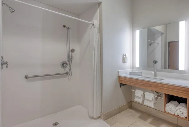 غرفة قياسية بسرير كينج لذوي الإعاقة، Holiday Inn Express Suites Thornburg S Fredericksburg 3/3
