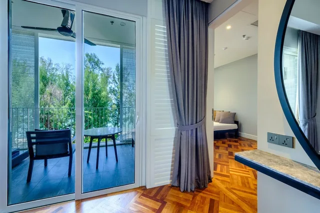 جناح ديلوكس بسرير كينج وسرير فردي بإطلالة على البحر بشرفة، Lone Pine Penang a Tribute Portfolio Resort 7/9