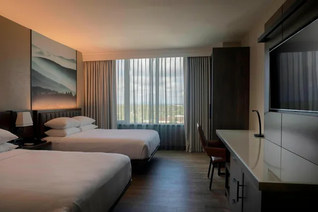 غرفة بسريرين كوين بحوض استحمام لذوي الإعاقة، Winston-Salem Marriott 1/6