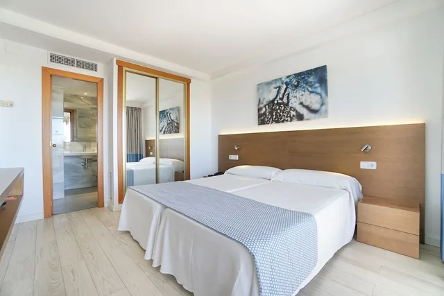 جناح بسريرين منفصلين بإطلالة على المسبح بشرفة مع أريكة، Hotel Millor Sun 2/5