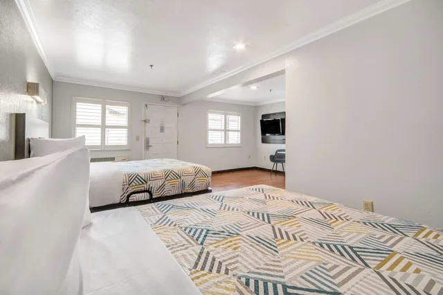 Deluxe, Suite, 2 Queen Beds, Motel6 Ontario, CA - Convention Center Airport 4/5