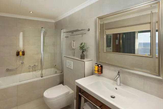 جناح جونيور بسرير مزدوج بشرفة بغرفة نوم واحدة بإطلالة جزئية على البحر مع أريكة، Hotel More Dubrovnik - Adults Only 6/10