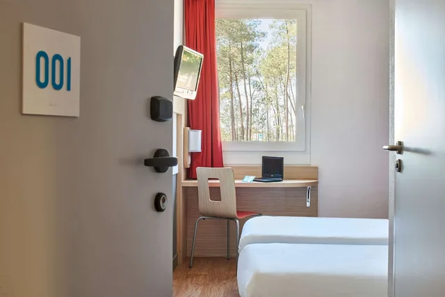 غرفة قياسية بسريرين منفصلين، Kyriad Direct Mont De Marsan - St Avit 5/10