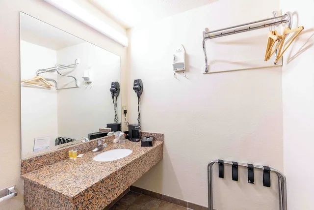 غرفة بسريرين مزدوجين، Days Inn by Wyndham Oklahoma City/Moore 9/10