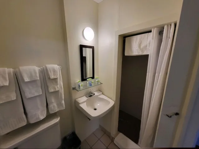 Family, Triple, 1 Double and 2 Queen Beds، Rose's Motel 4/4