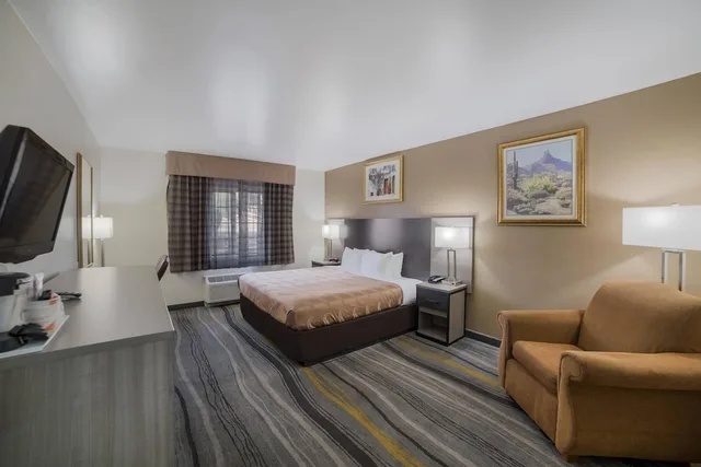 غرفة بسرير كينج مع أريكة يُسمح فيها بالحيوانات الأليفة، Quality Inn & Suites Goodyear - Phoenix West 7/10