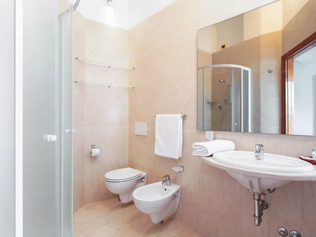 غرفة ثلاثية بسرير كوين وسرير فردي بشرفة، Hotel Caravelle 8/9
