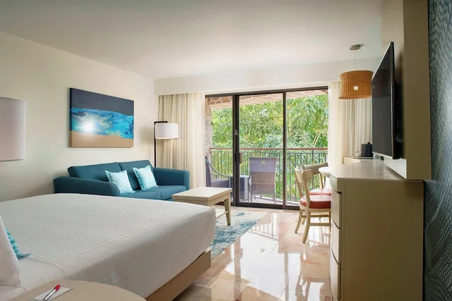 غرفة بسرير كينج بإطلالة على الحديقة مع أريكة، Marriott Puerto Vallarta Resort and Spa (ex Casa Magna Marriott Puerto Vallarta Resort and Spa) 2/7