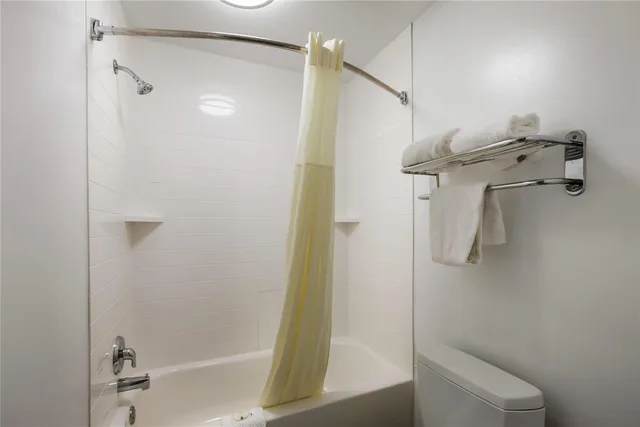 غرفة بسرير كينج للمدخنين لذوي الإعاقة، Quality Inn & Suites Greensboro near Lake Oconee 5/5