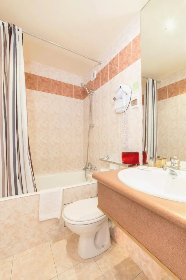 غرفة بسرير مزدوج بحمام خاص، HOTEL PIERRE NICOLE 2/2