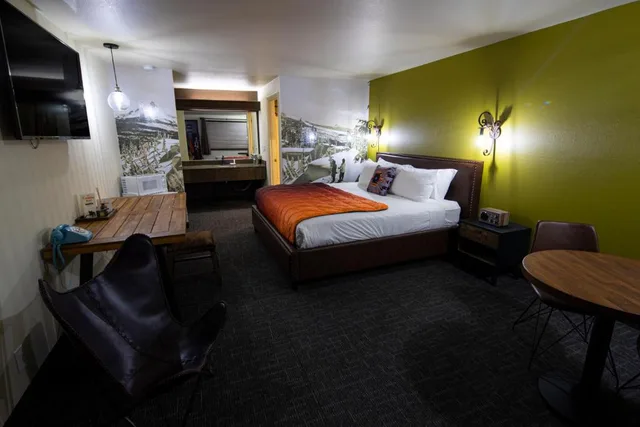 Camper, King Bed، Campfire Hotel 1/6
