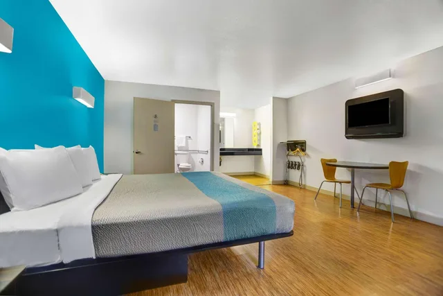 1 King Bed - Mobility Accessible Tub, Nsmk، Motel6 Anderson, CA - Redding Airport 4/10