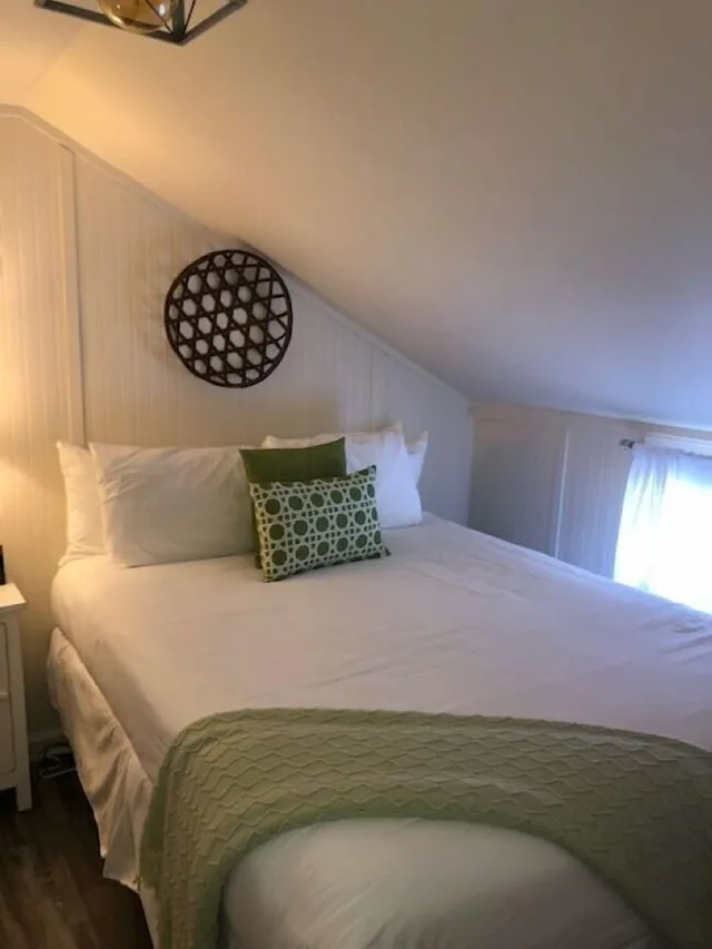 كوخ عائلي بسريرين كوين مع أريكة، Ocean Glass Inn 1/5