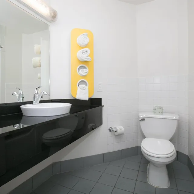 جناح بسرير كوين، Motel6 Brooklyn Center, MN - Minneapolis 5/7